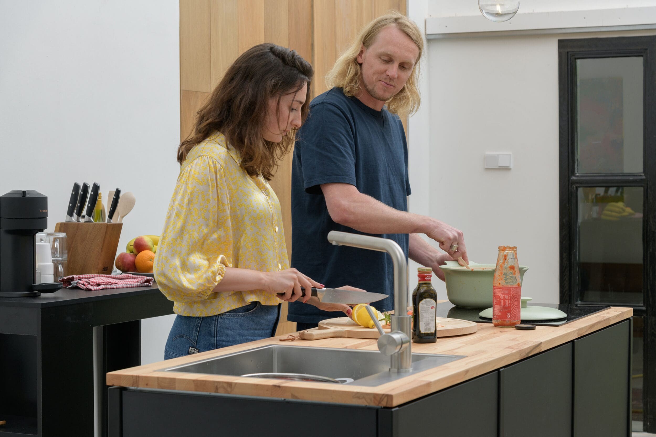 Sfeerbeeld: koken in zwarte keuken van KEUK