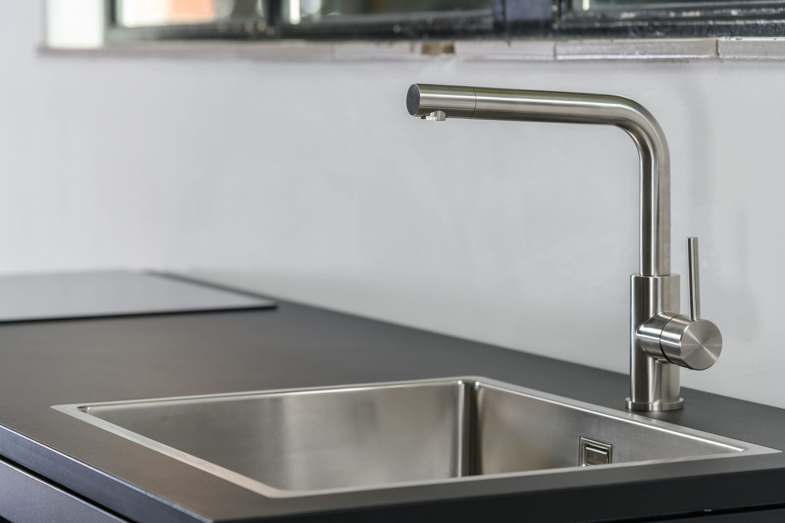 Minimalistische keuken met robuuste spoelbak detail