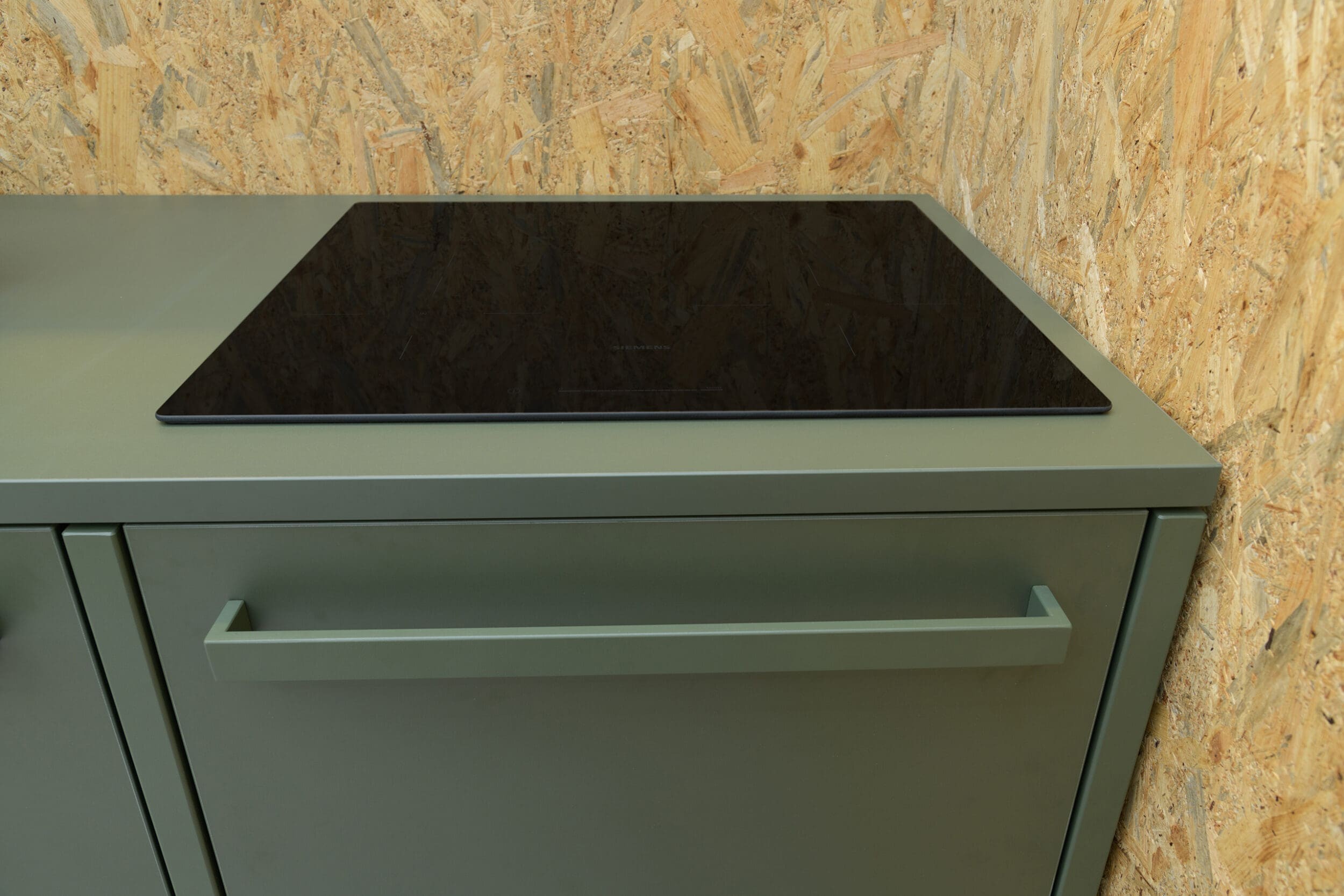 Groene keuken met inductiekookplaat zonder afzuiging