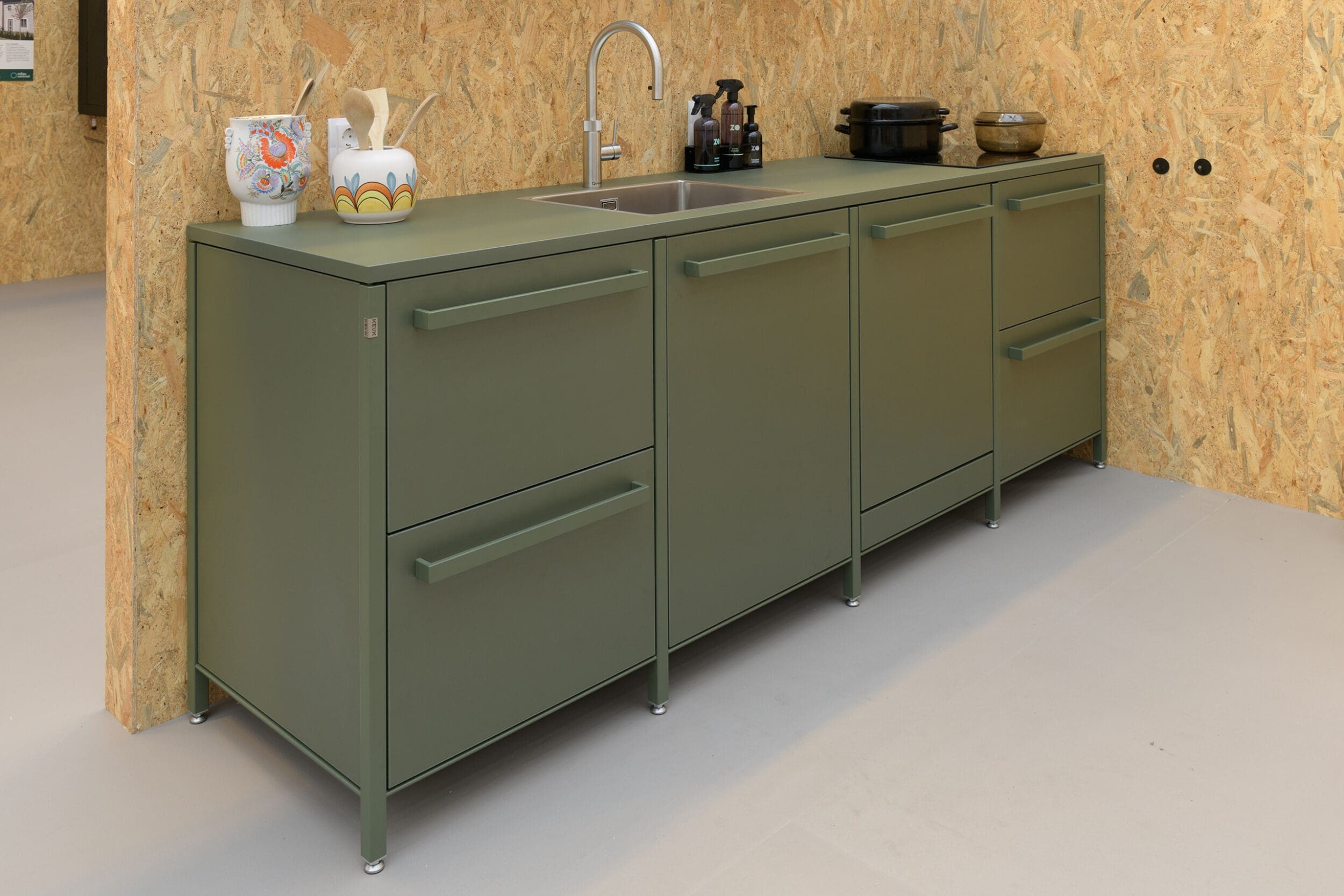 Groene keuken tegen wand