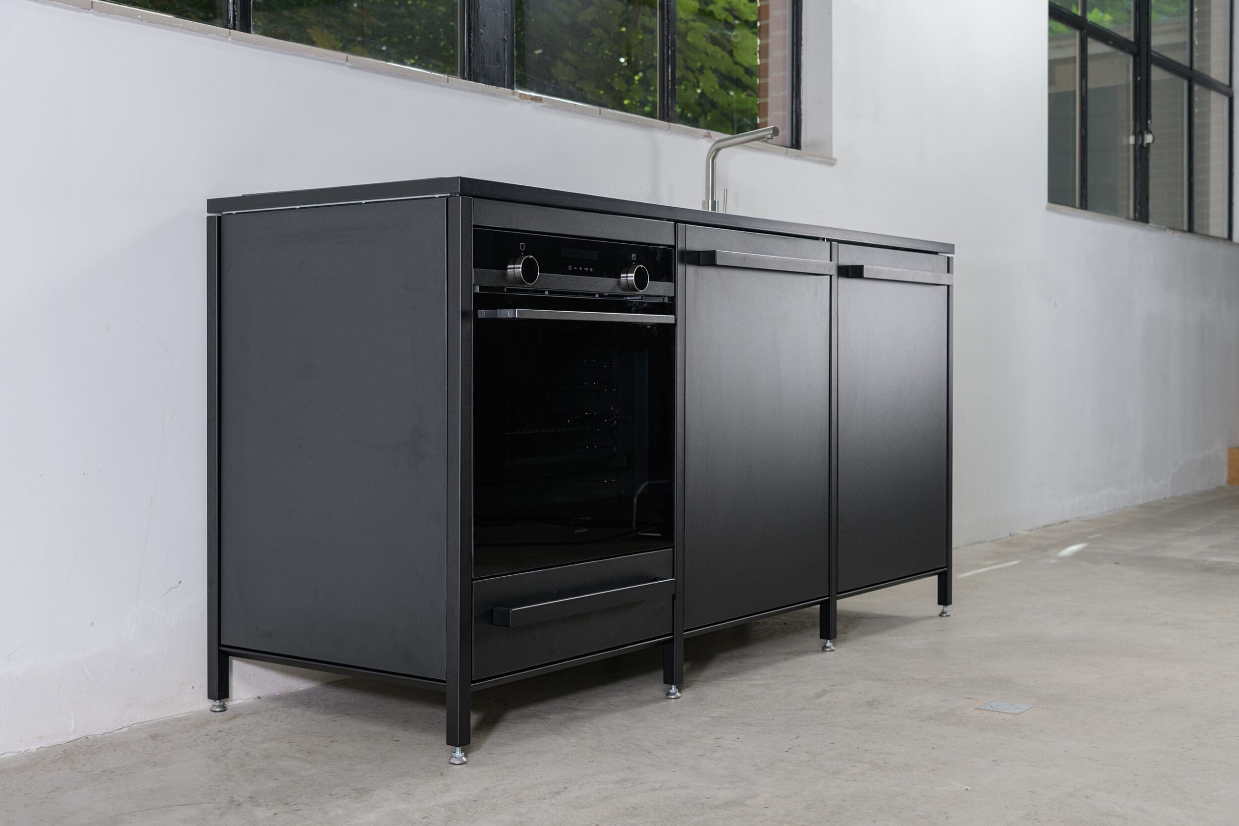 Kleine zwarte keuken met robuuste stijl