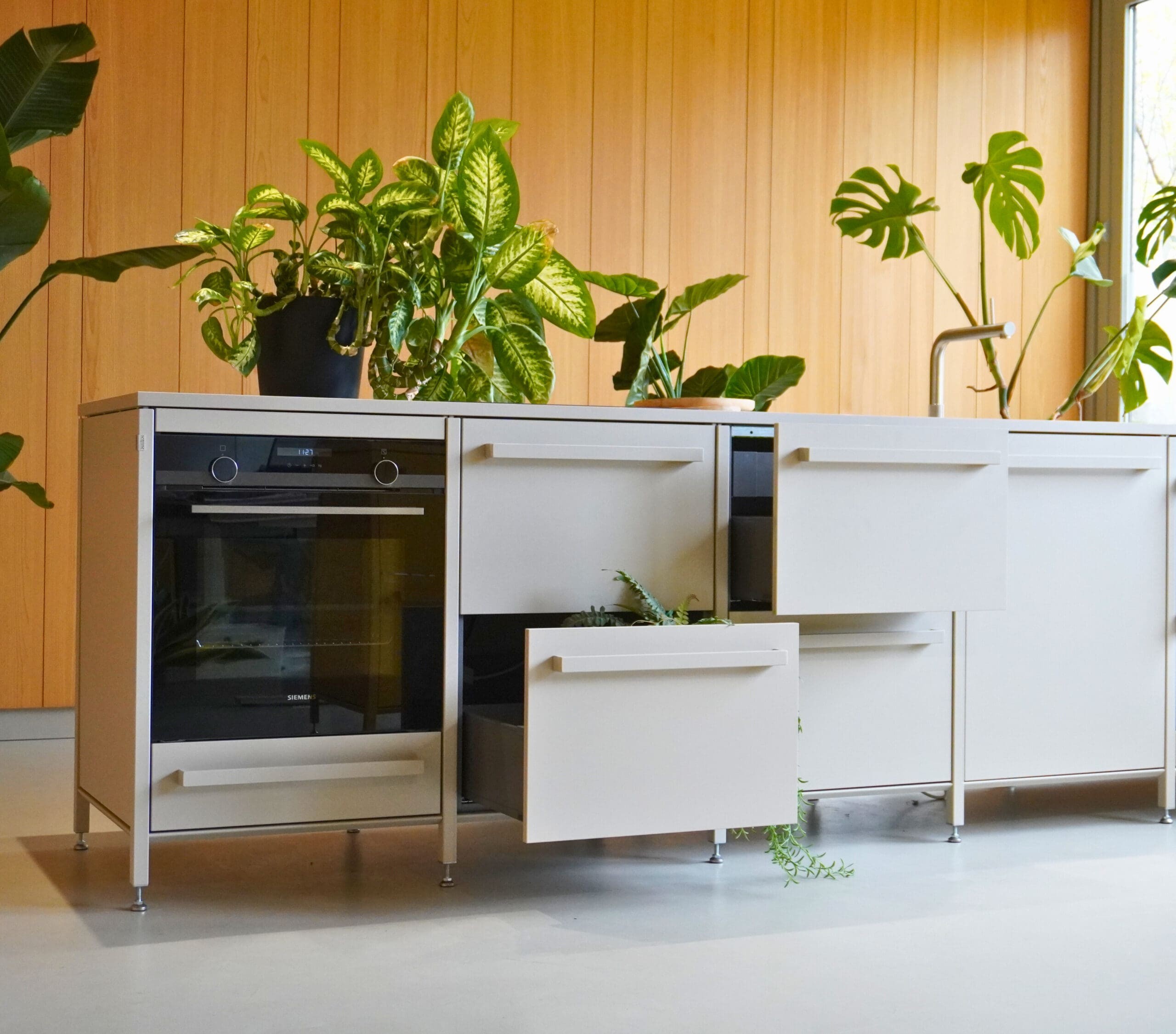 Grijze keuken in moderne en Scandinavische stijl