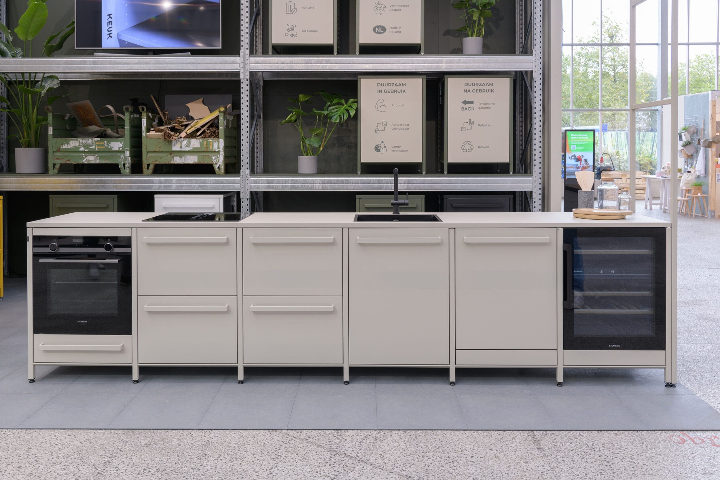 Grijze moderne keuken met zes modules