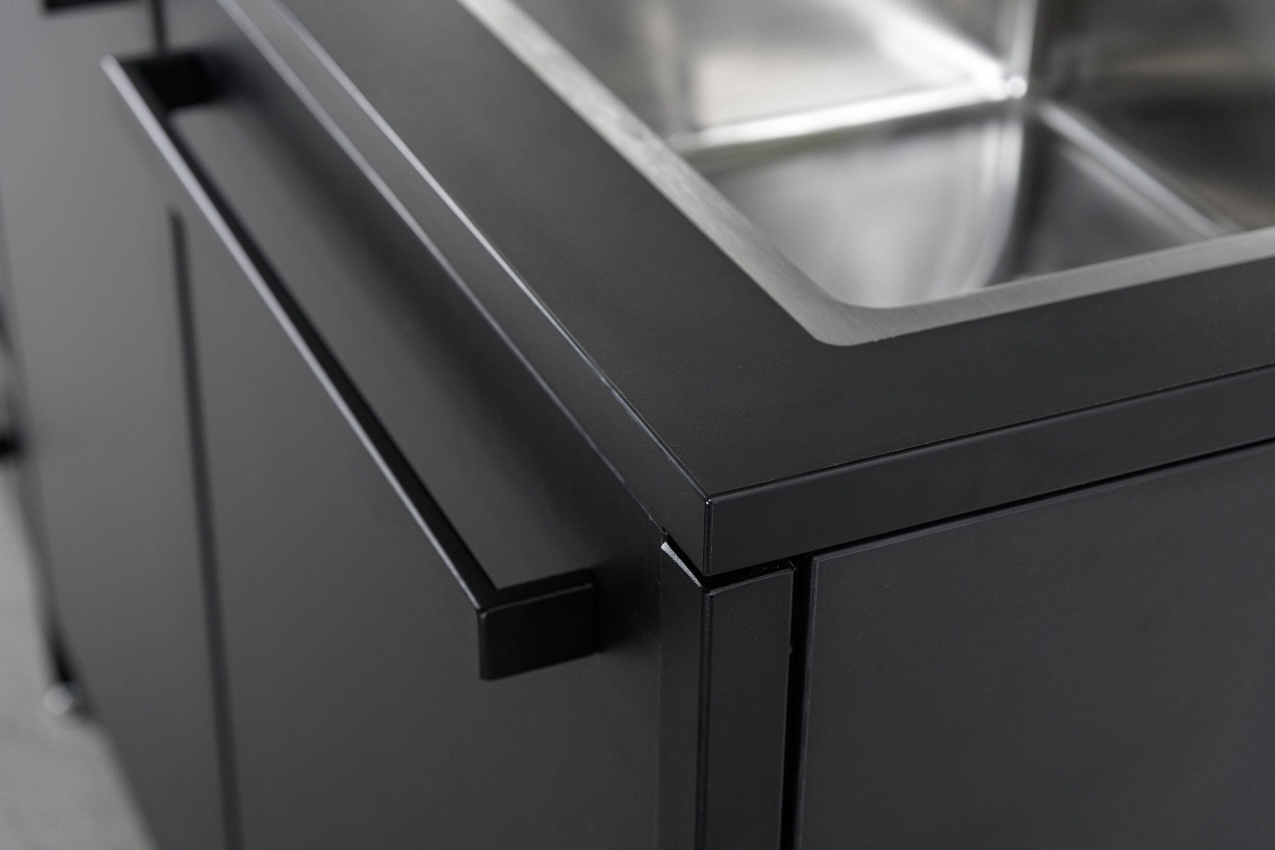 Zwarte keuken met robuuste handgrepen