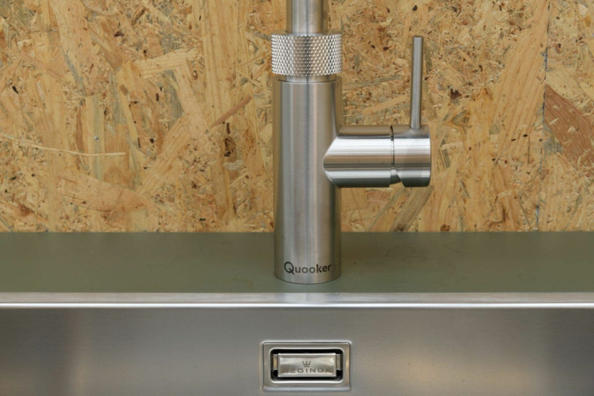 Detail Quooker in groene keuken