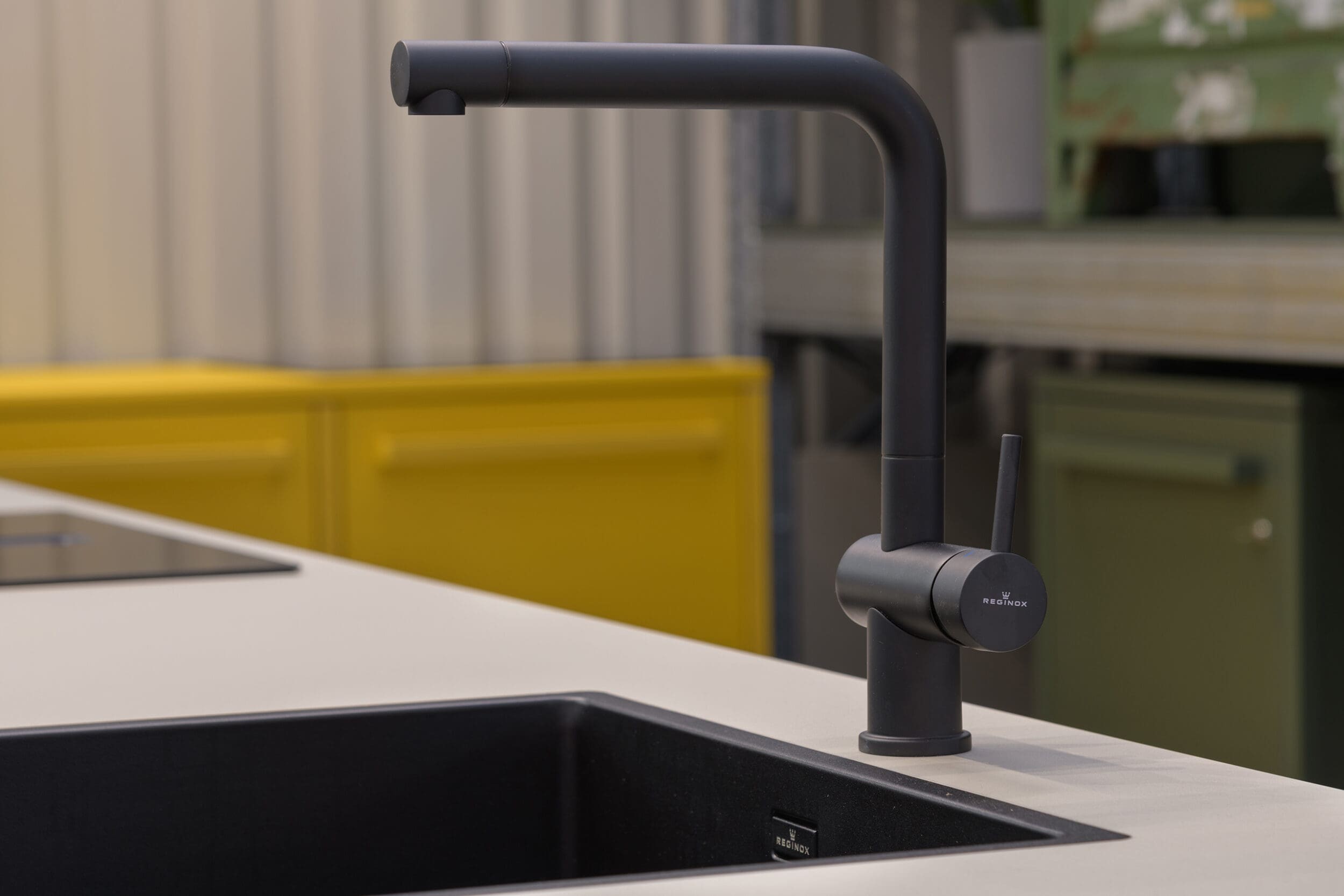 Strakke keuken met zwarte kraan