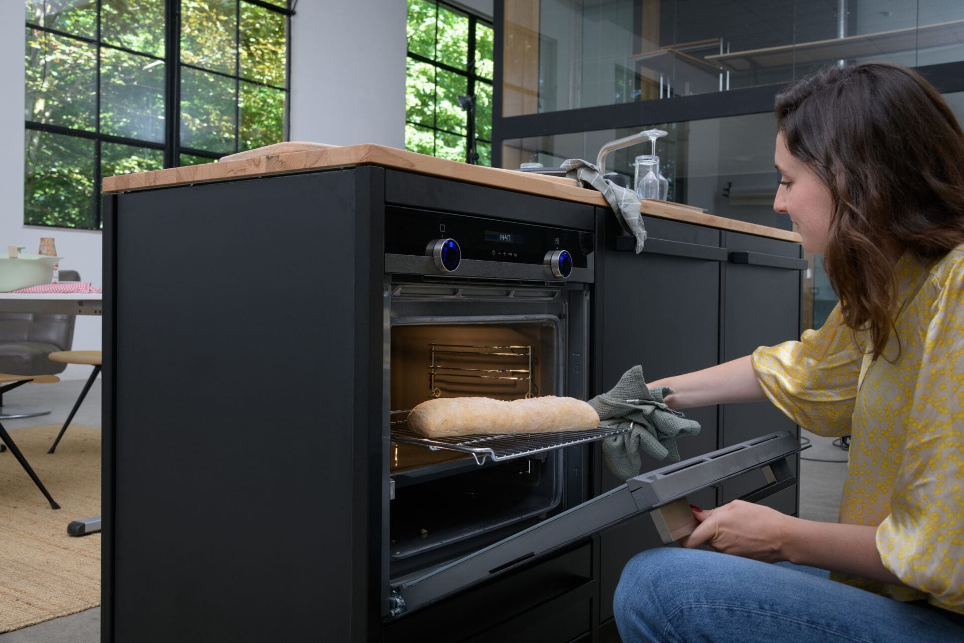 Sfeerbeeld: koken in zwarte keuken