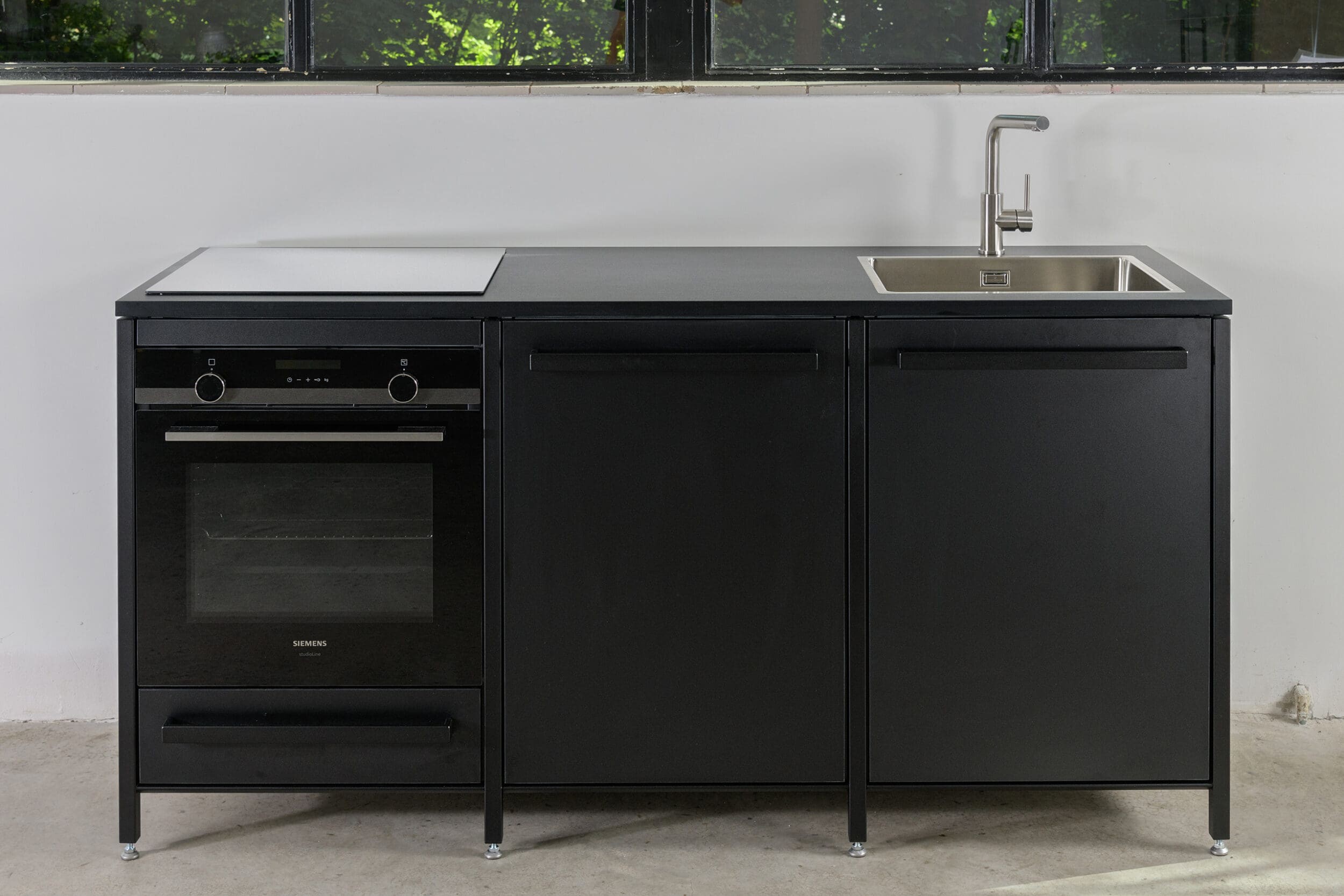 Zwarte kleine keuken van KEUK