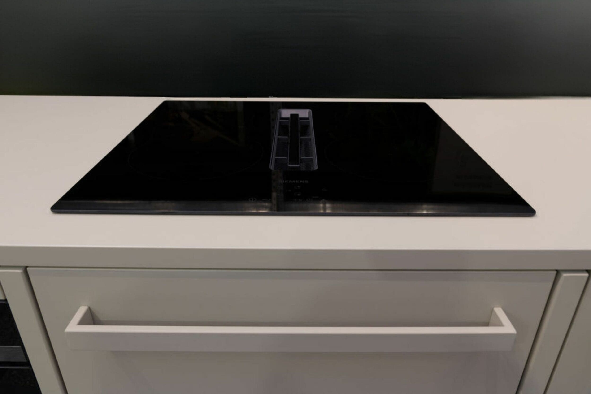 Moderne keuken met inductiekookplaat met afzuiging