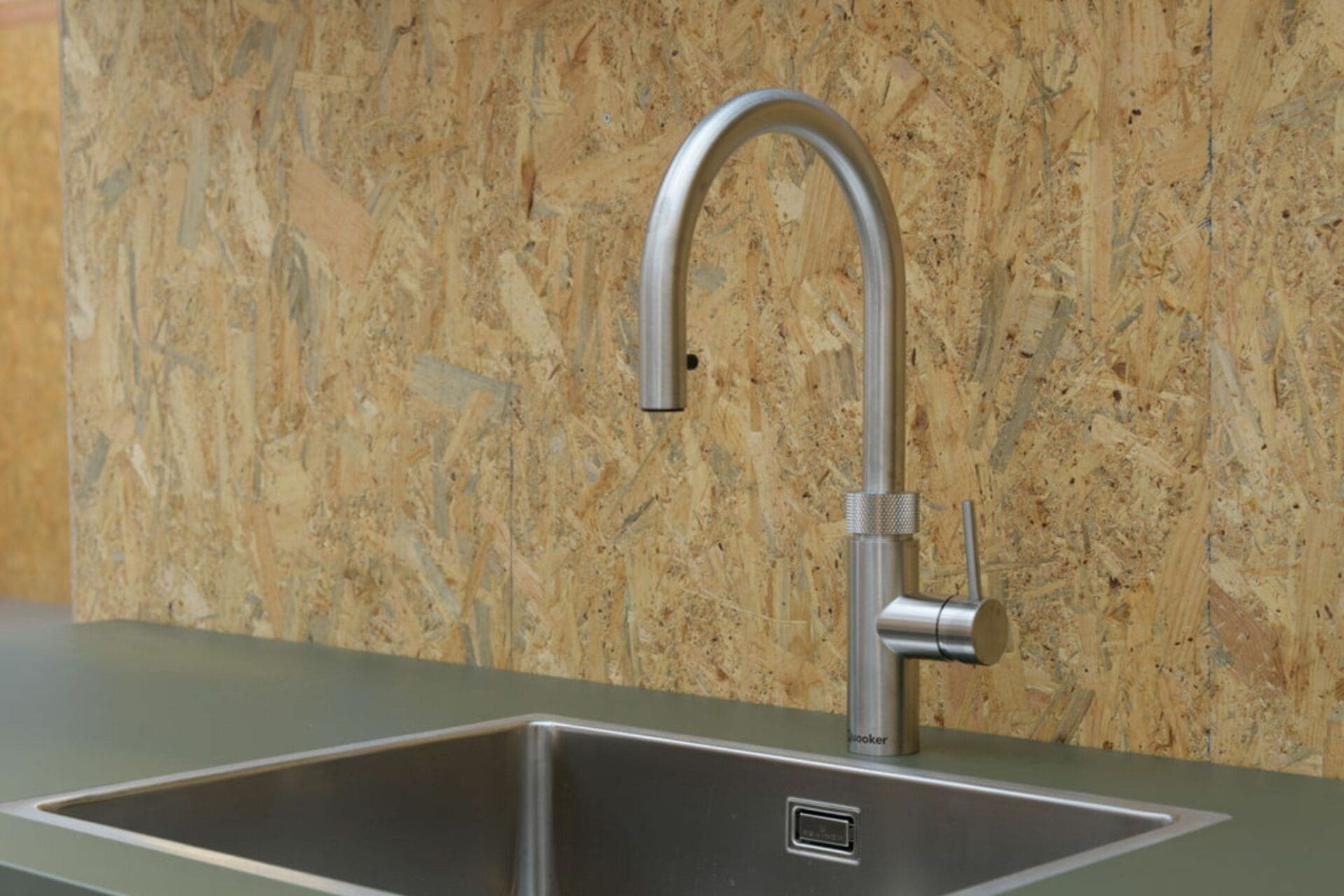 Groene moderne keuken met RVS spoelbak en Quooker set