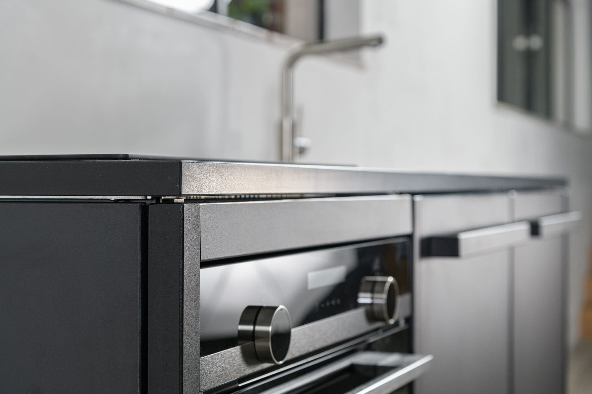 Zwarte minimalistische keuken van staal