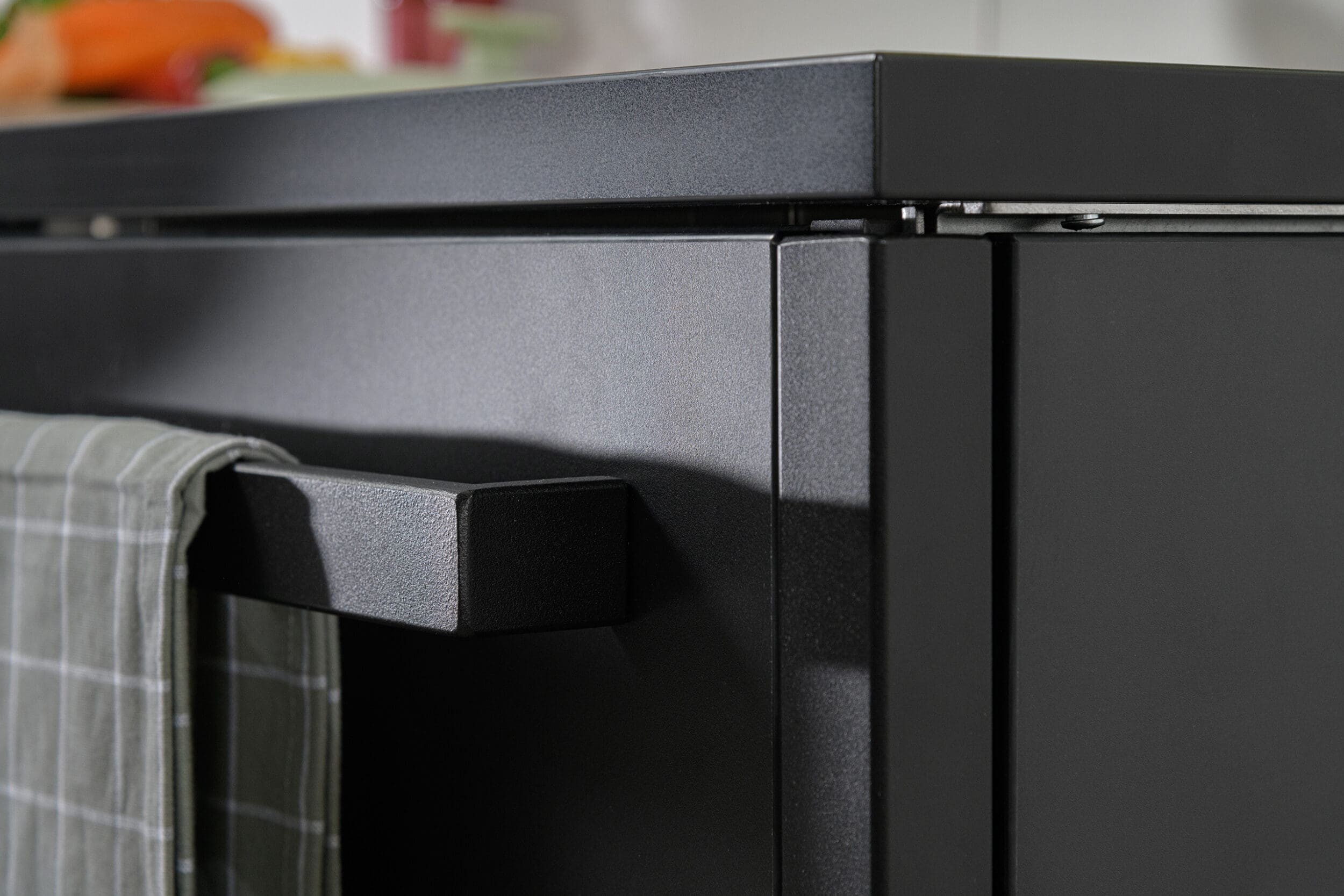 Detail handgrepen zwarte keuken
