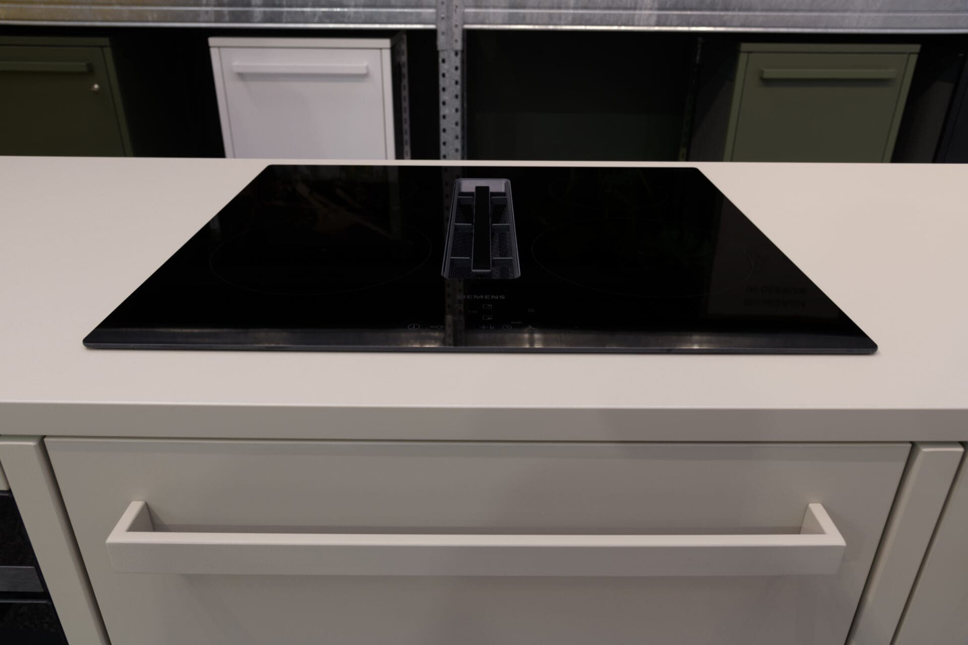 Grijze keuken en inductiekookplaat met afzuiging van KEUK