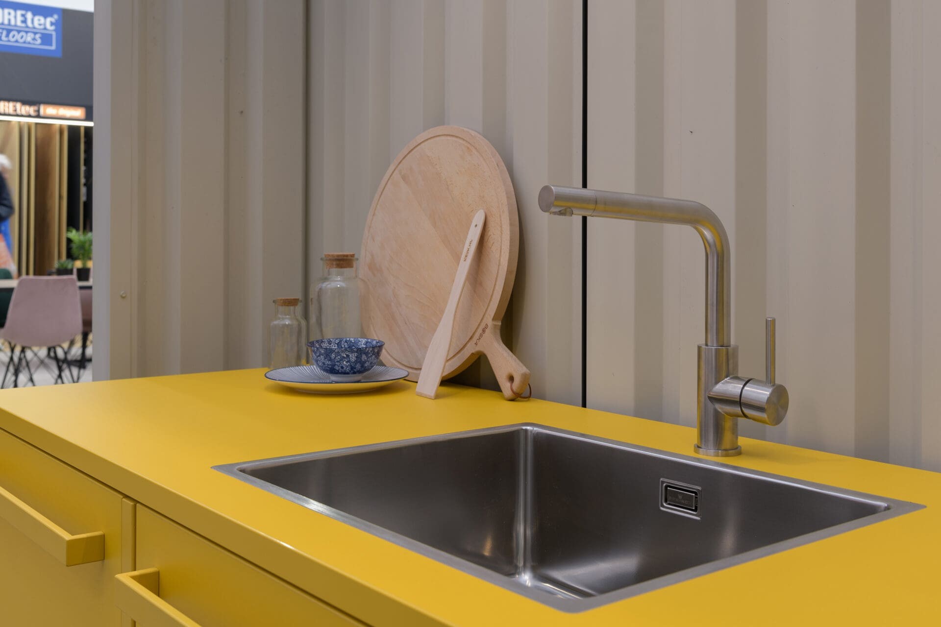 Gele keuken met RVS spoelbak en kraan - KEUK