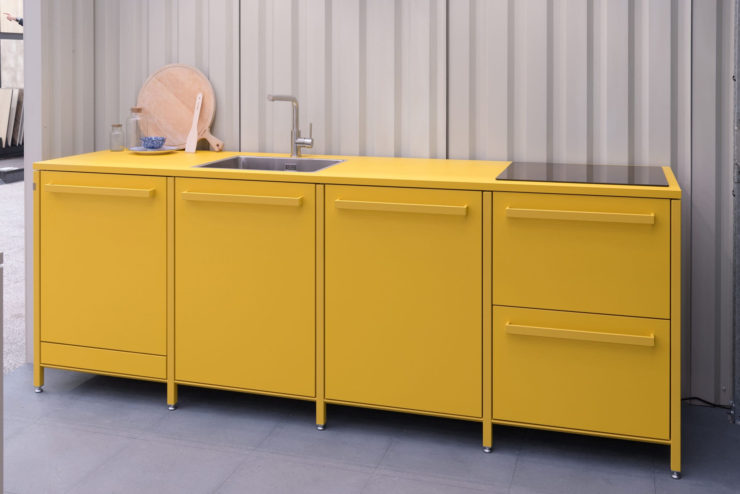 Kleine gele keuken tegen de wand