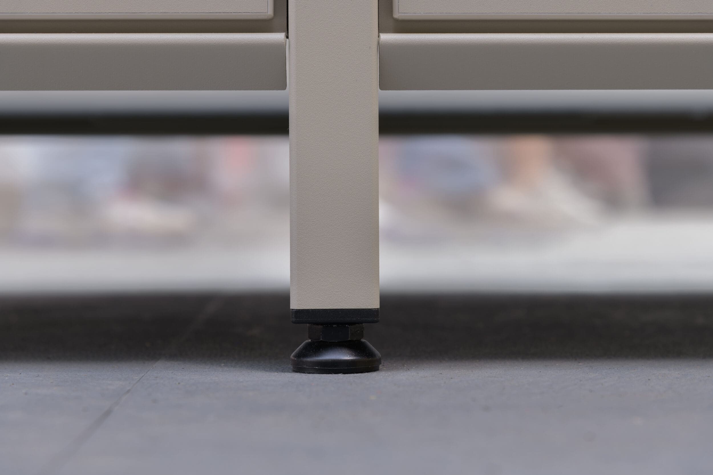 Grijze keuken stalen frame detail van KEUK