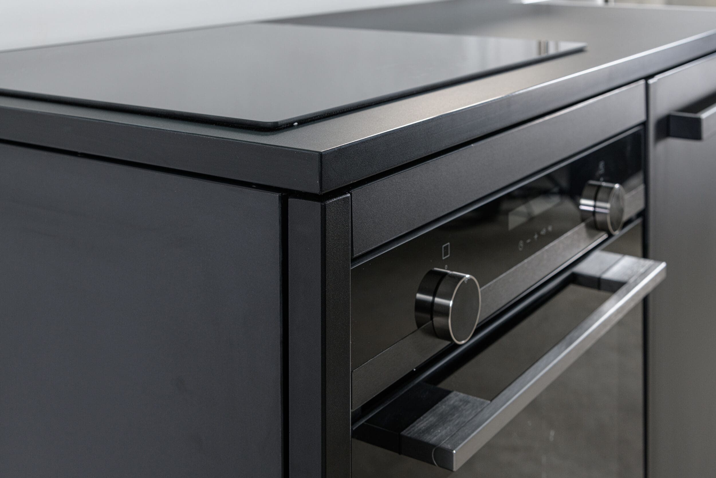 Zwarte keuken met robuuste oven en inductiekookplaat