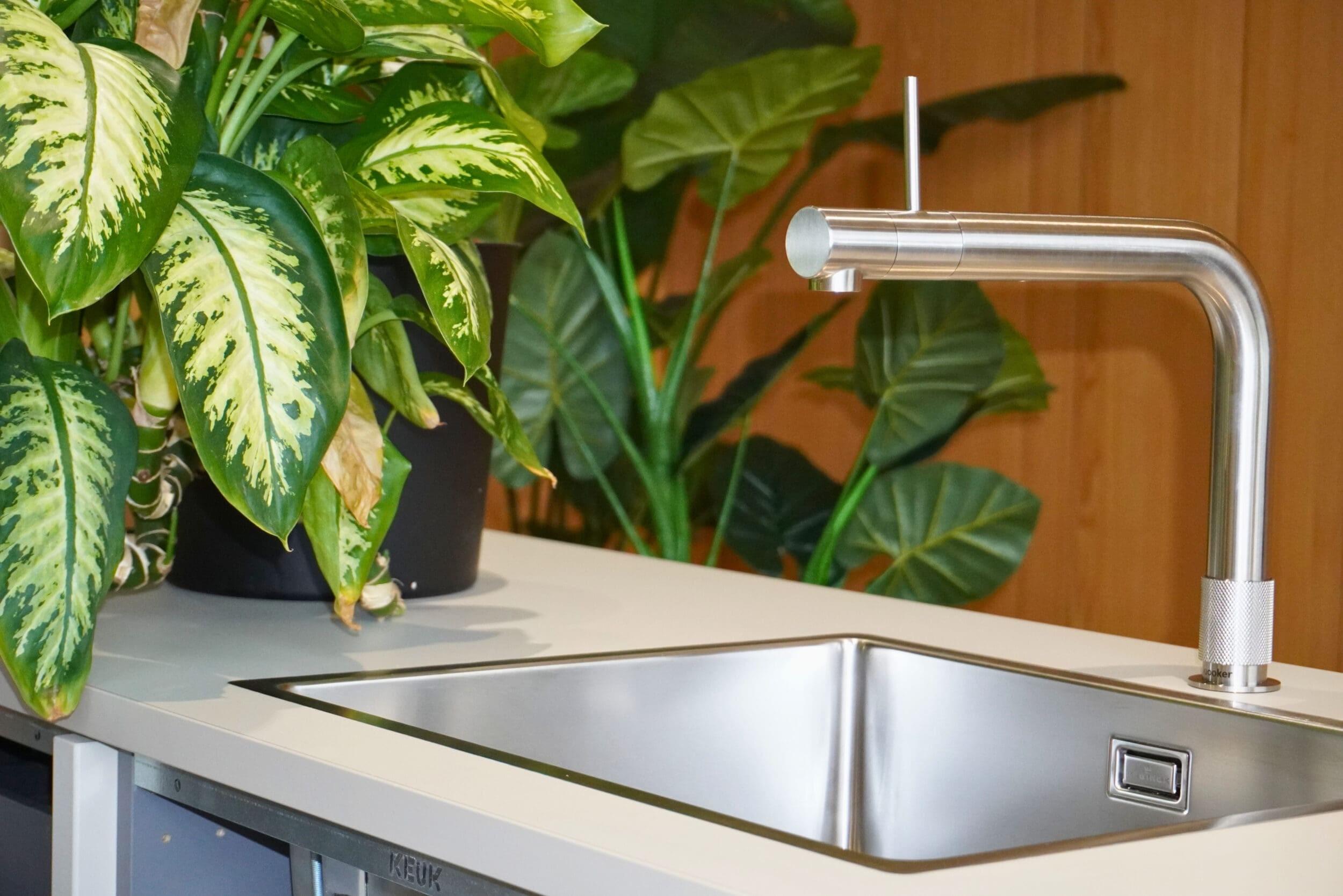 Grijze keuken met RVS spoelbak detail