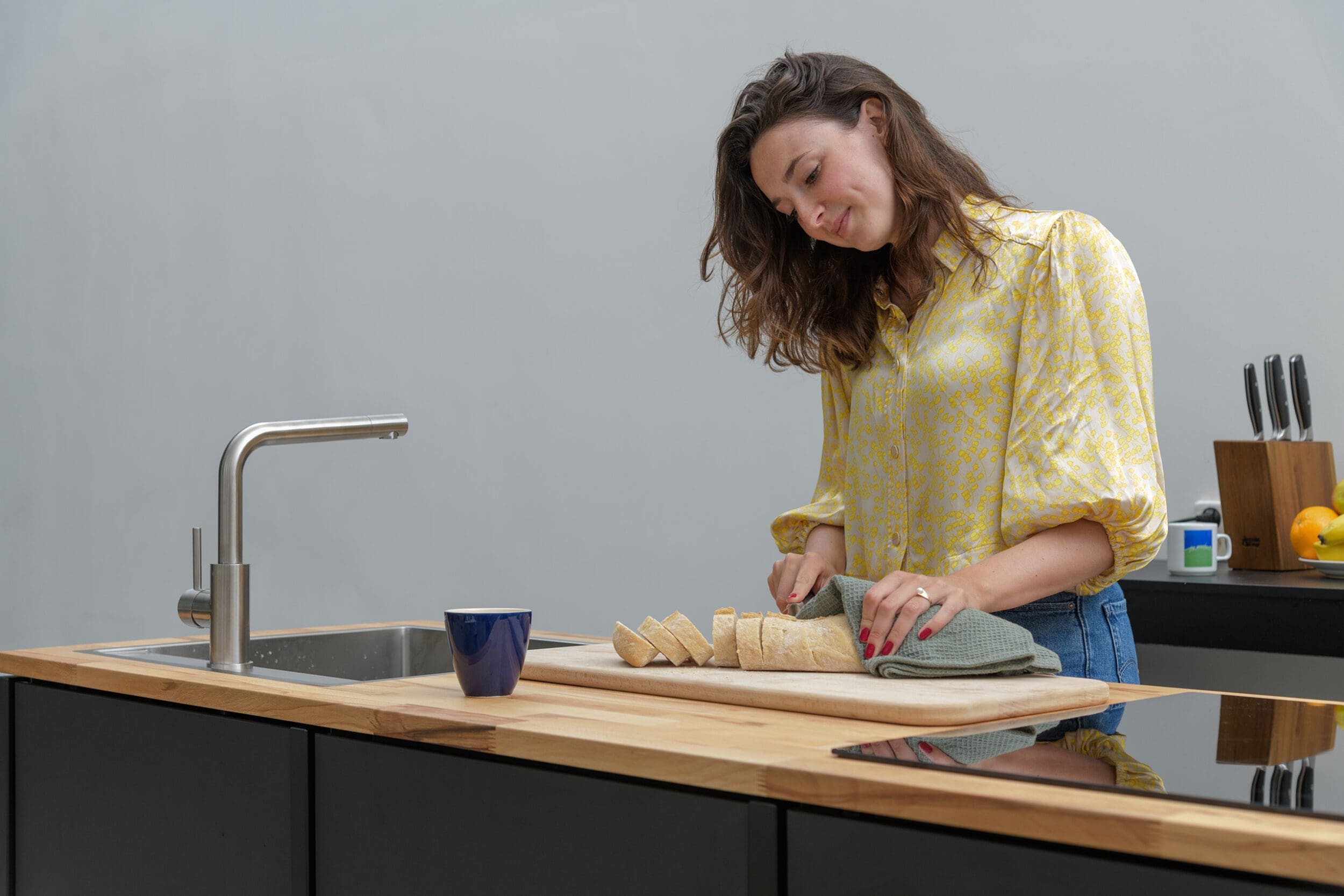 Sfeerbeeld: koken in zwarte keuken van KEUK