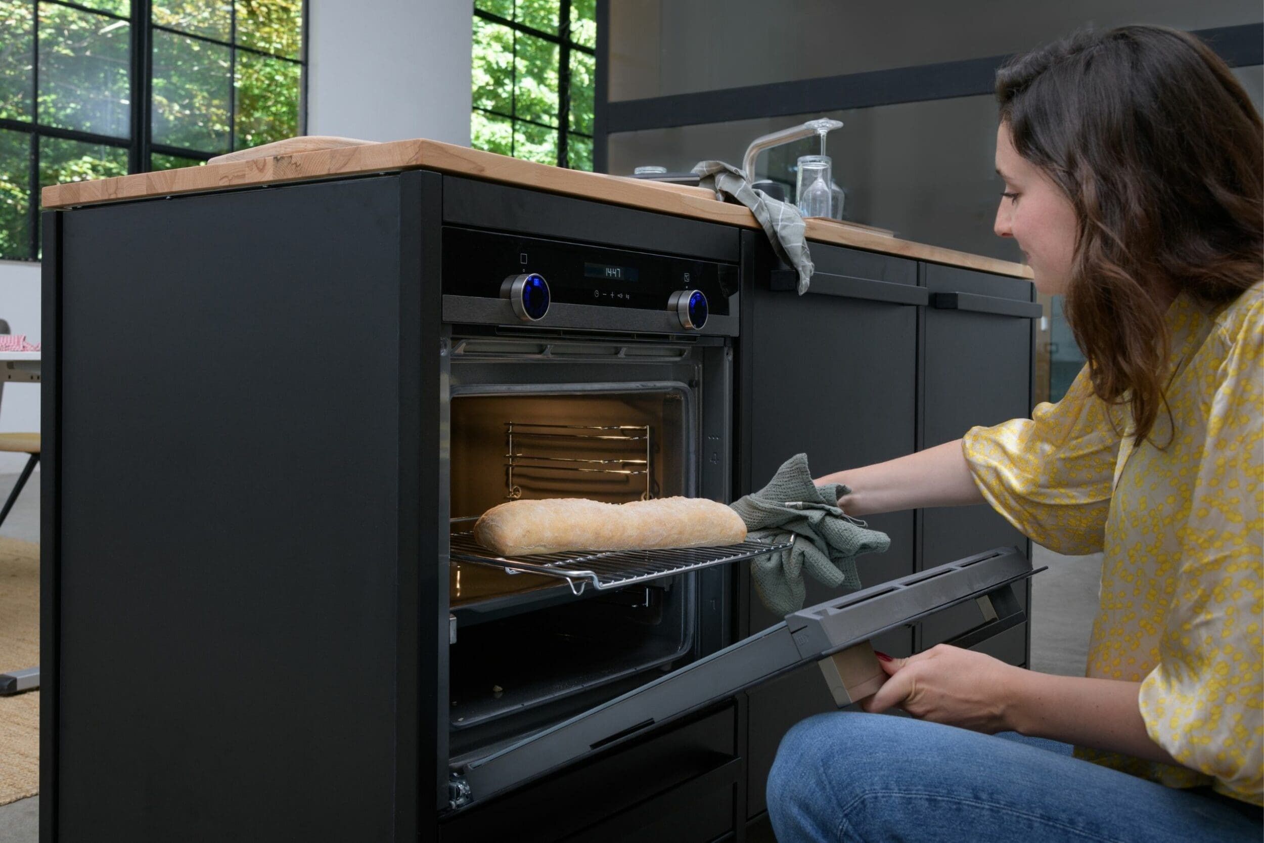 Sfeerbeeld stokbrood in oven in de zwarte keuken van KEUK