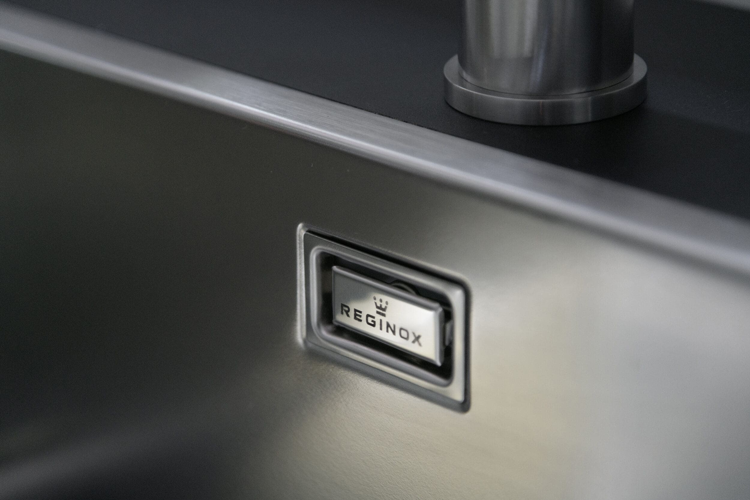 Zwarte stalen keuken - Reginox spoelbak detail