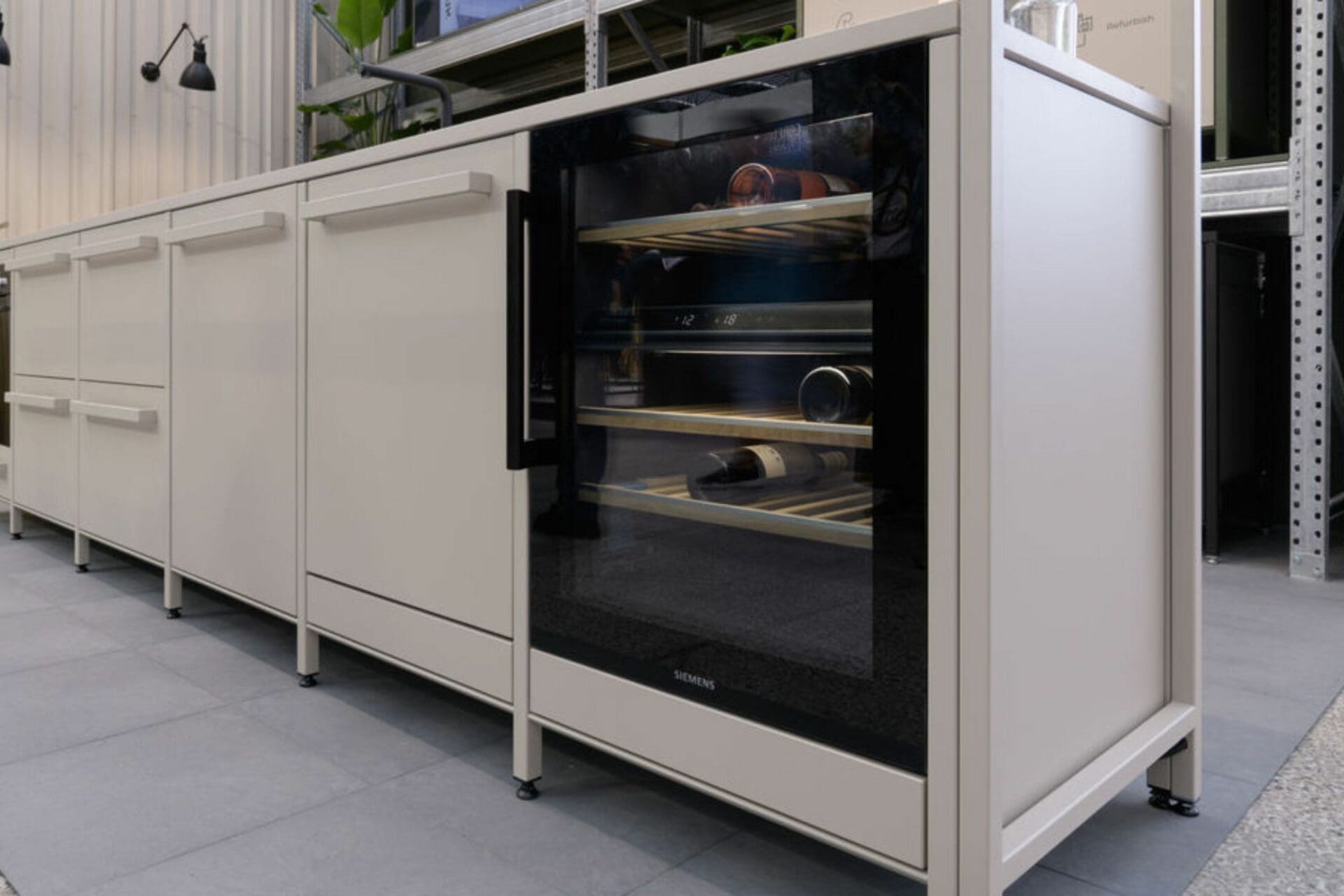 Siemens wijnklimaatkast in grijze keuken - KEUK